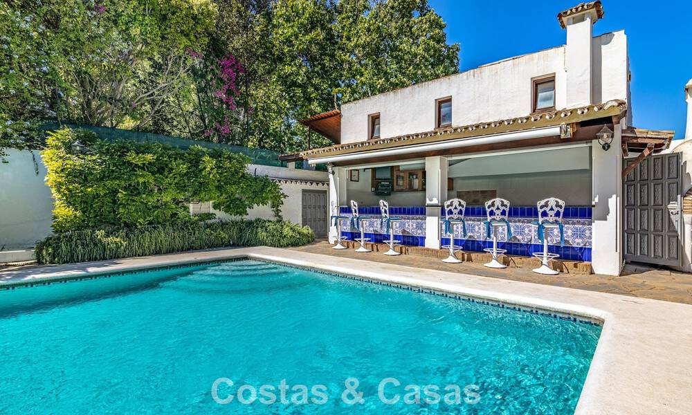 Beachside villa just a stone’s throw from the beach for sale on the sought-after New Golden Mile between Marbella and Estepona 802598