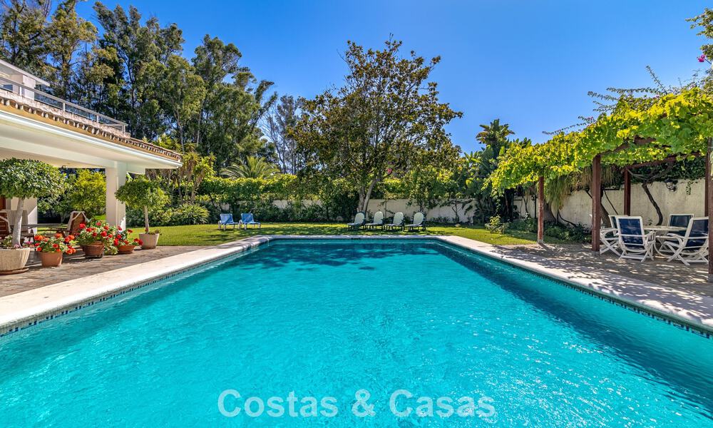 Beachside villa just a stone’s throw from the beach for sale on the sought-after New Golden Mile between Marbella and Estepona 802599