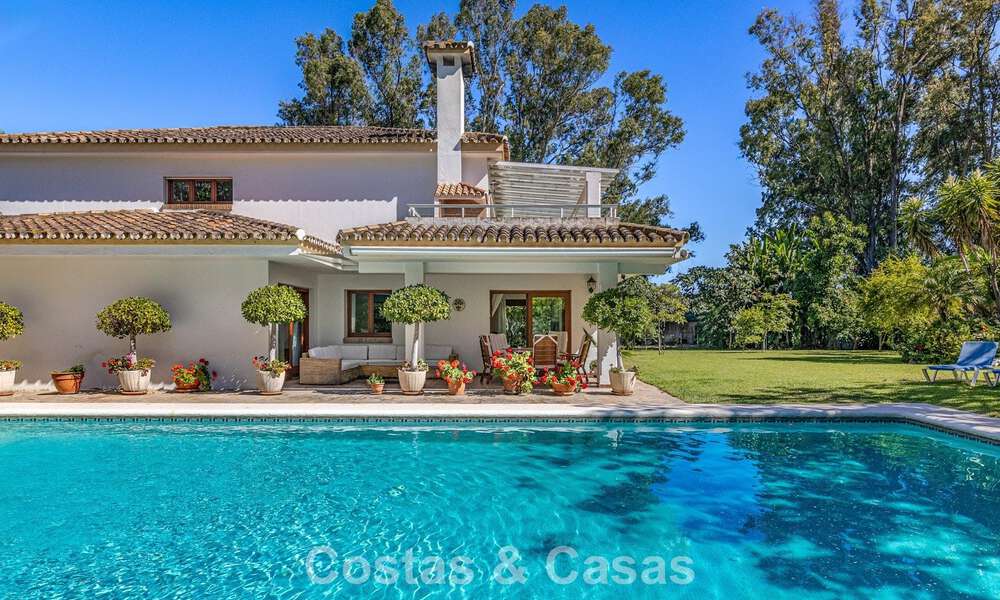 Beachside villa just a stone’s throw from the beach for sale on the sought-after New Golden Mile between Marbella and Estepona 802600