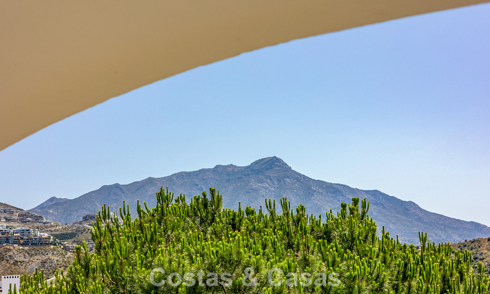 Renovated designer apartment with panoramic sea views for sale in La Quinta, Marbella - Benahavís 802717