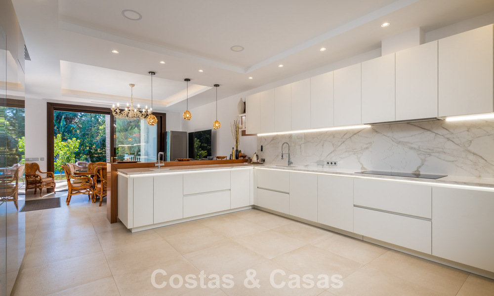 Classic Mediterranean Villa for sale just metres from the beach and golf course on the new golden mile between Marbella and Estepona 802732