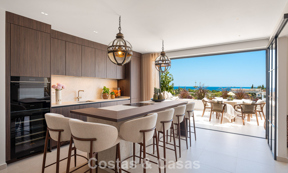 Luxuriously renovated sea-view apartment for sale in a gated community on Marbella’s Golden Mile 802831