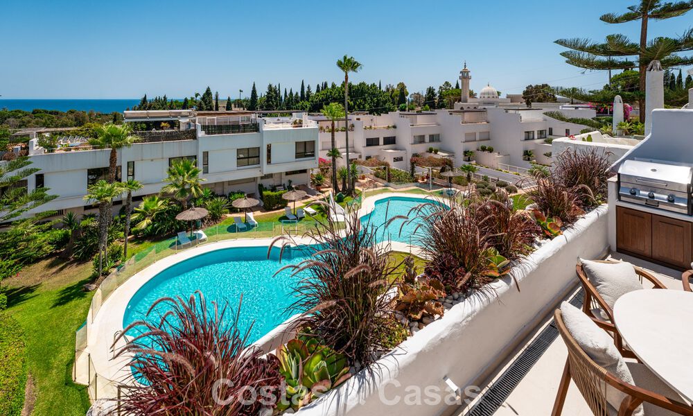 Luxuriously renovated sea-view apartment for sale in a gated community on Marbella’s Golden Mile 802832