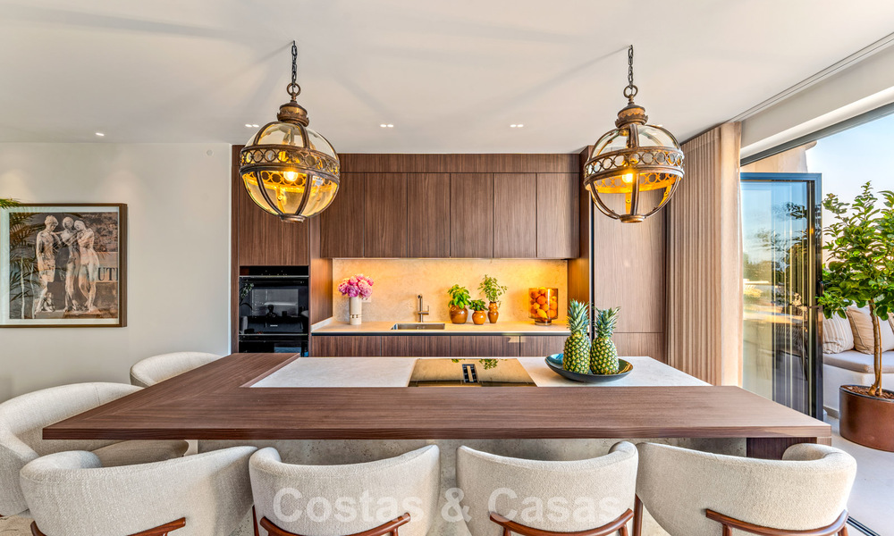 Luxuriously renovated sea-view apartment for sale in a gated community on Marbella’s Golden Mile 802836