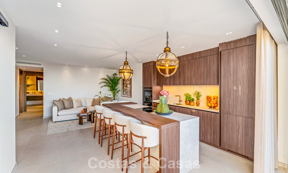 Luxuriously renovated sea-view apartment for sale in a gated community on Marbella’s Golden Mile 802837