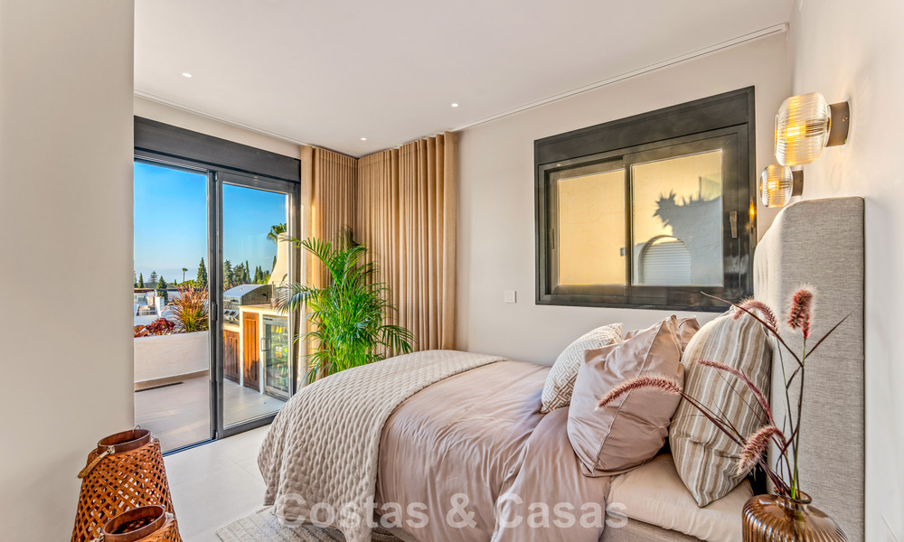 Luxuriously renovated sea-view apartment for sale in a gated community on Marbella’s Golden Mile 802840