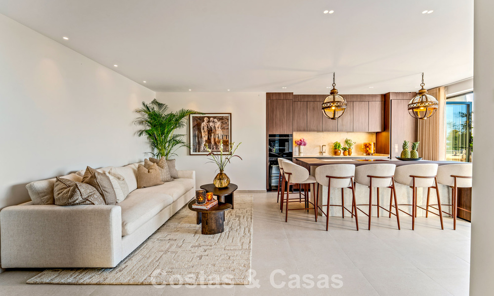 Luxuriously renovated sea-view apartment for sale in a gated community on Marbella’s Golden Mile 802841