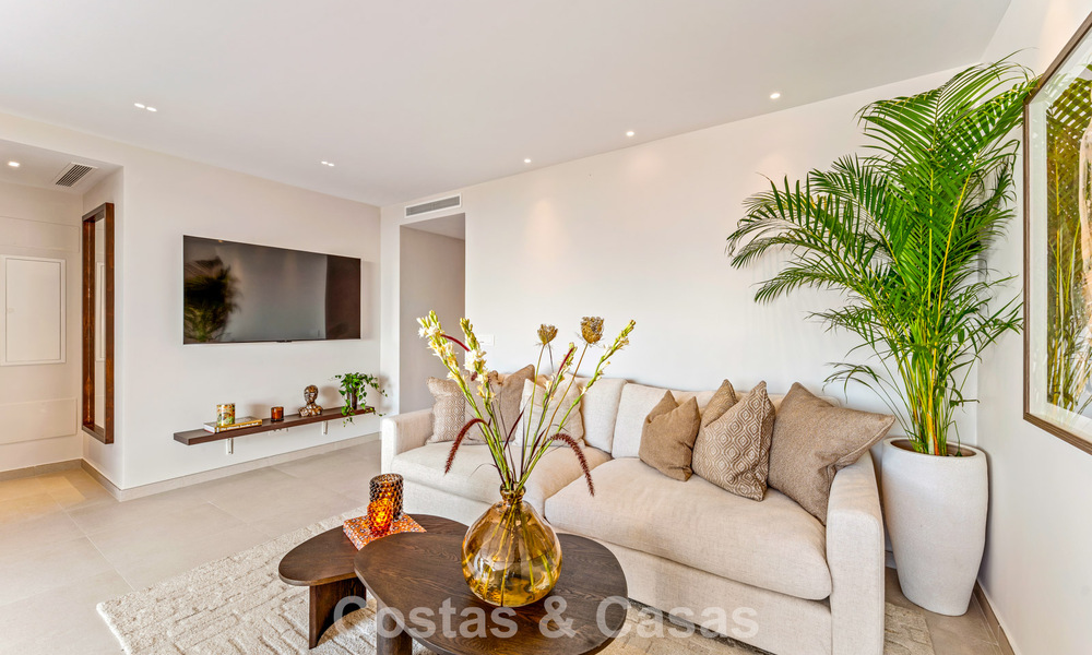 Luxuriously renovated sea-view apartment for sale in a gated community on Marbella’s Golden Mile 802842