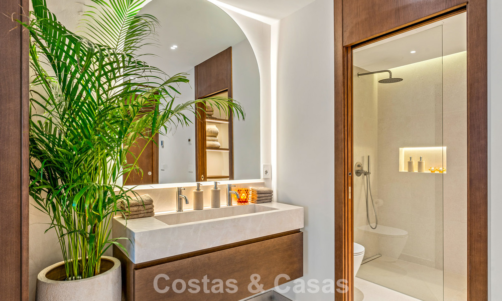 Luxuriously renovated sea-view apartment for sale in a gated community on Marbella’s Golden Mile 802846