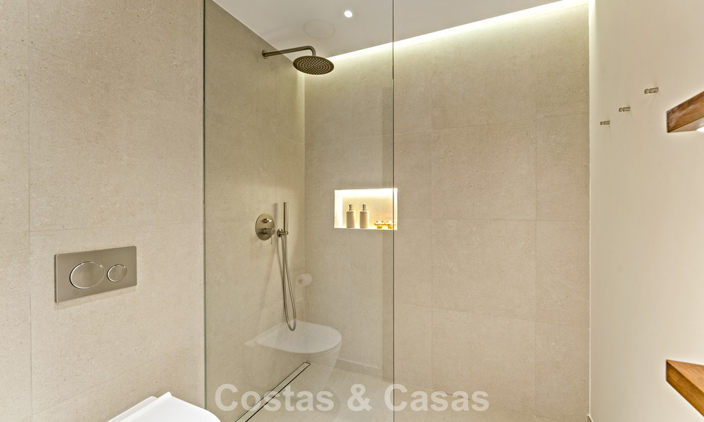 Luxuriously renovated sea-view apartment for sale in a gated community on Marbella’s Golden Mile 802847