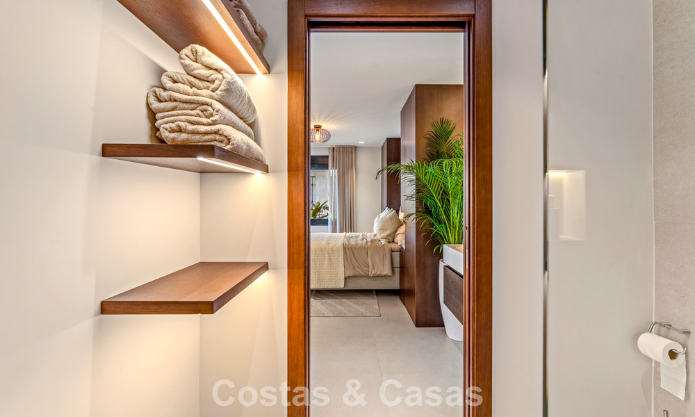 Luxuriously renovated sea-view apartment for sale in a gated community on Marbella’s Golden Mile 802848