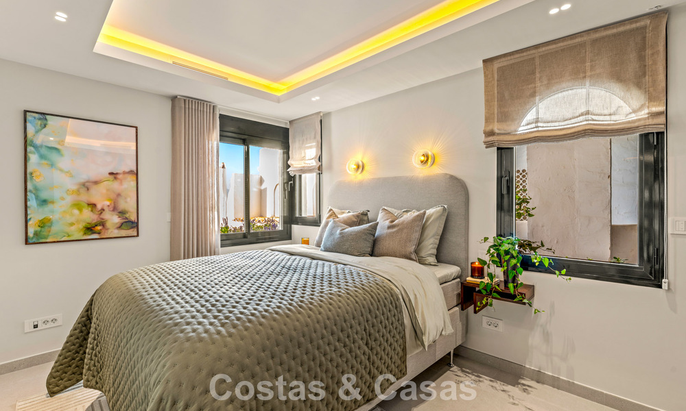 Luxuriously renovated sea-view apartment for sale in a gated community on Marbella’s Golden Mile 802849