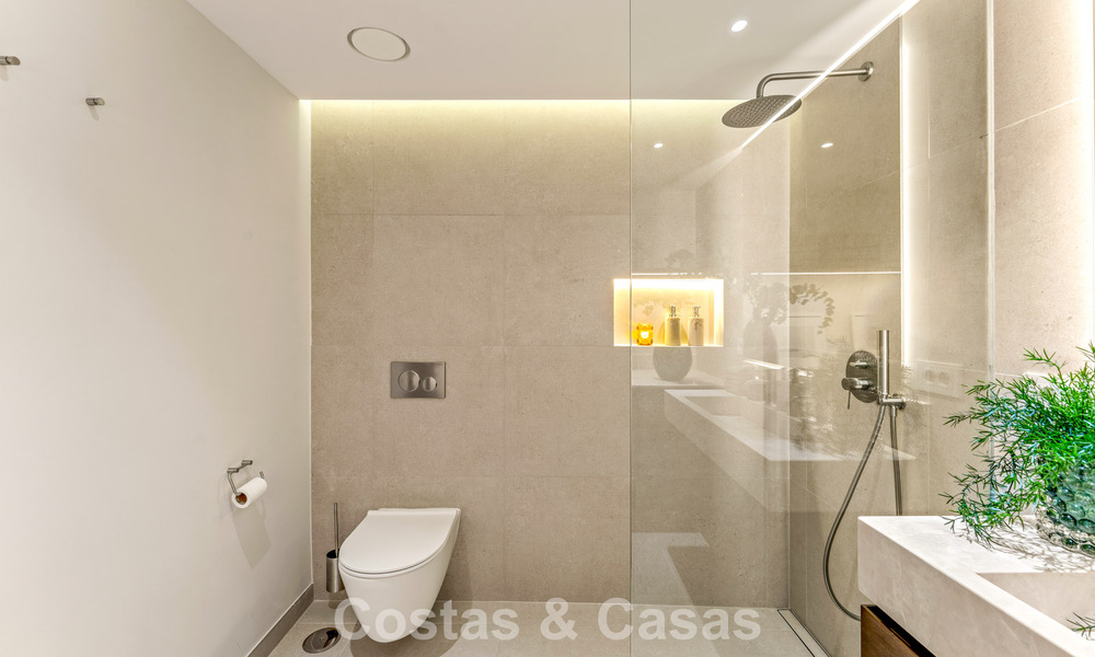 Luxuriously renovated sea-view apartment for sale in a gated community on Marbella’s Golden Mile 802852