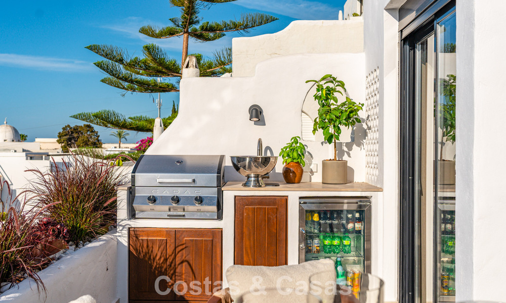 Luxuriously renovated sea-view apartment for sale in a gated community on Marbella’s Golden Mile 802854