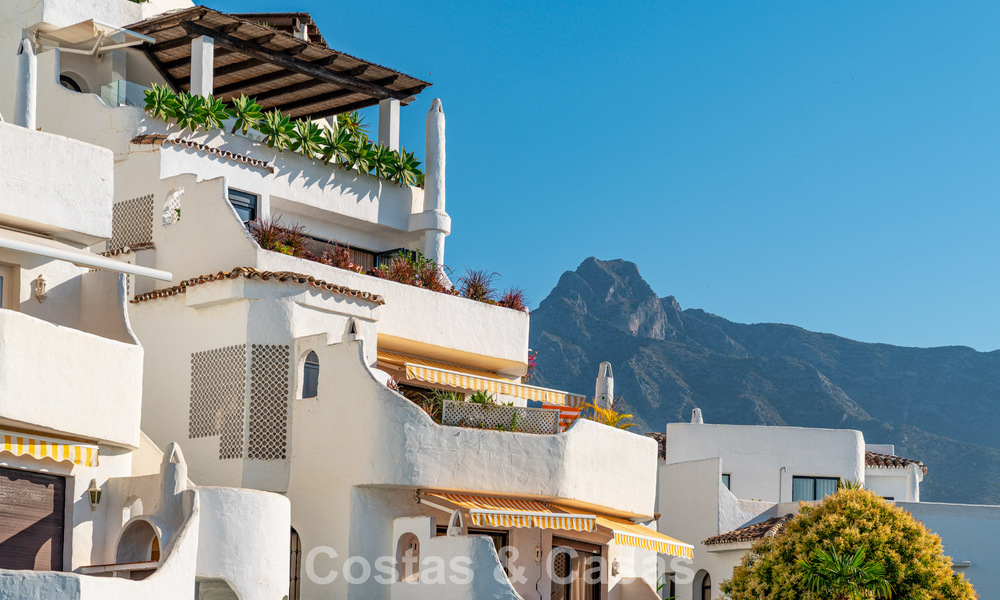 Luxuriously renovated sea-view apartment for sale in a gated community on Marbella’s Golden Mile 802855