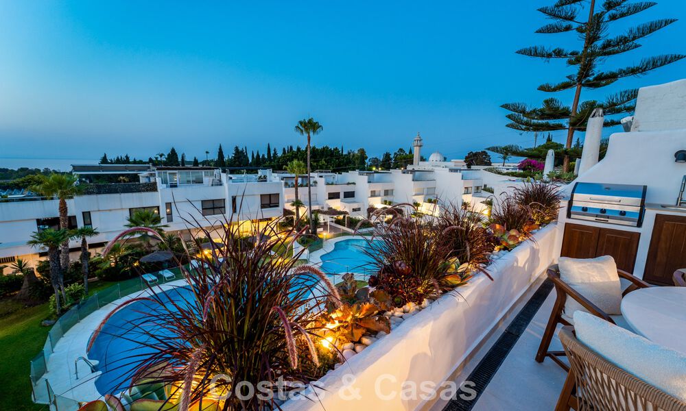 Luxuriously renovated sea-view apartment for sale in a gated community on Marbella’s Golden Mile 802860