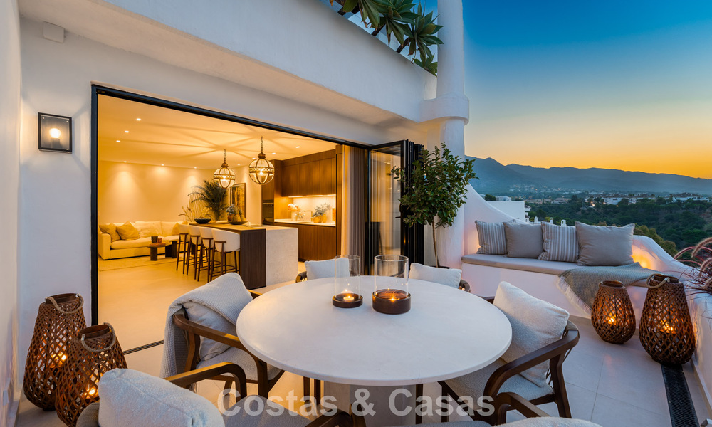 Luxuriously renovated sea-view apartment for sale in a gated community on Marbella’s Golden Mile 802861