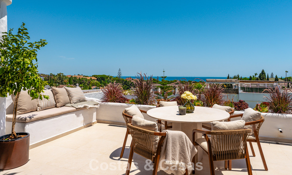 Luxuriously renovated sea-view apartment for sale in a gated community on Marbella’s Golden Mile 802862