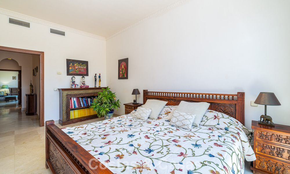 Semi-detached villa with excellent potential for sale, frontline golf in Nueva Andalucía, Marbella 802885