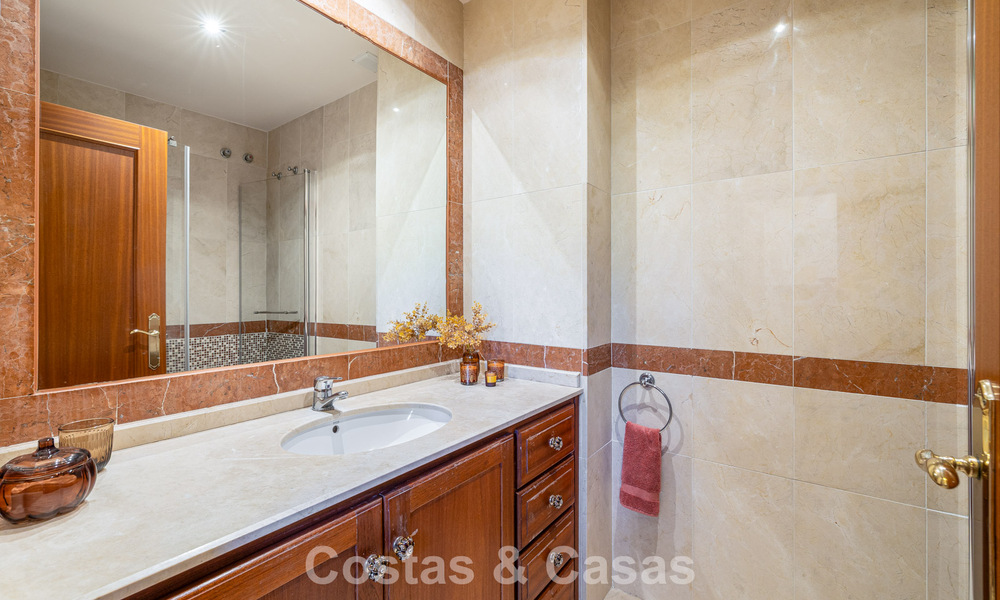 Semi-detached villa with excellent potential for sale, frontline golf in Nueva Andalucía, Marbella 802888