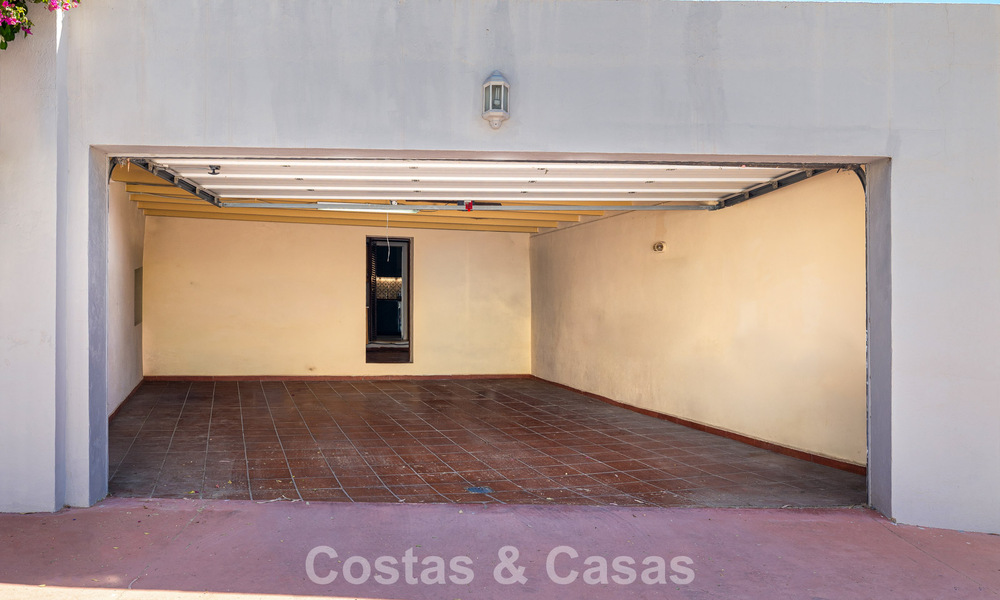 Semi-detached villa with excellent potential for sale, frontline golf in Nueva Andalucía, Marbella 802891