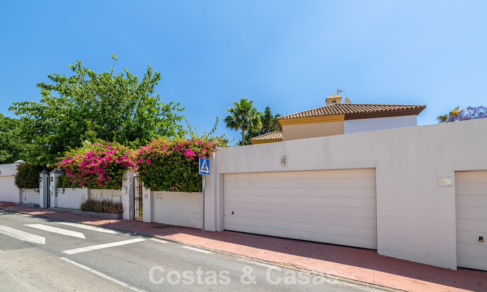 Semi-detached villa with excellent potential for sale, frontline golf in Nueva Andalucía, Marbella 802892