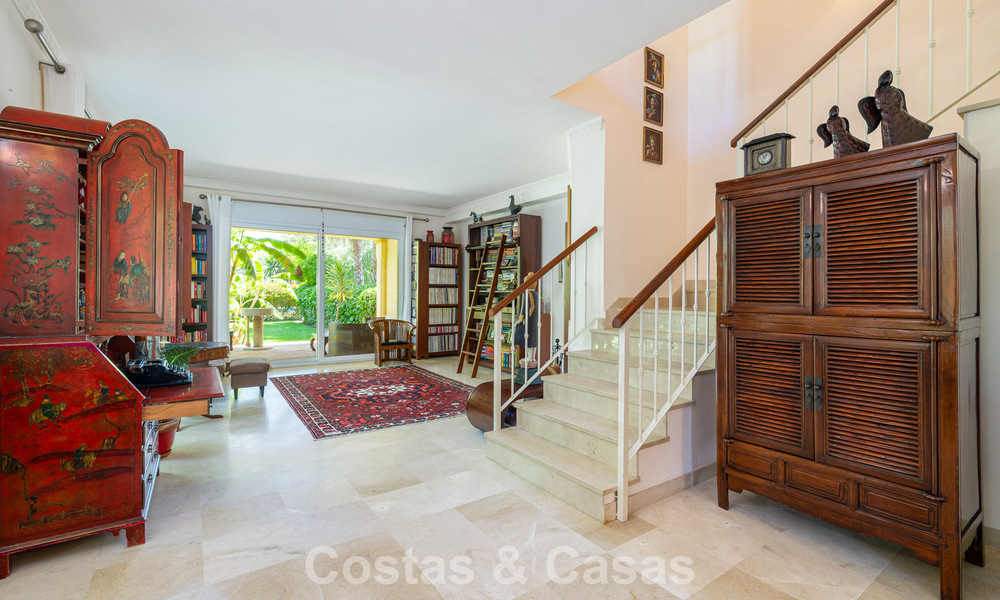 Semi-detached villa with excellent potential for sale, frontline golf in Nueva Andalucía, Marbella 802899