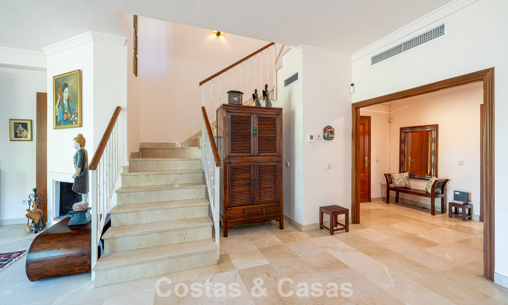 Semi-detached villa with excellent potential for sale, frontline golf in Nueva Andalucía, Marbella 802902