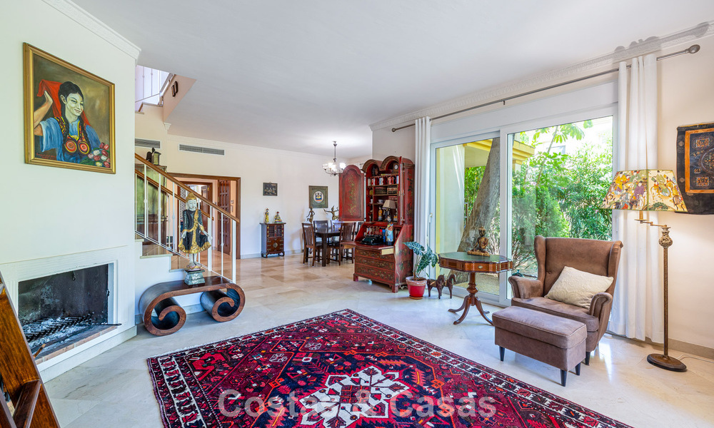 Semi-detached villa with excellent potential for sale, frontline golf in Nueva Andalucía, Marbella 802903