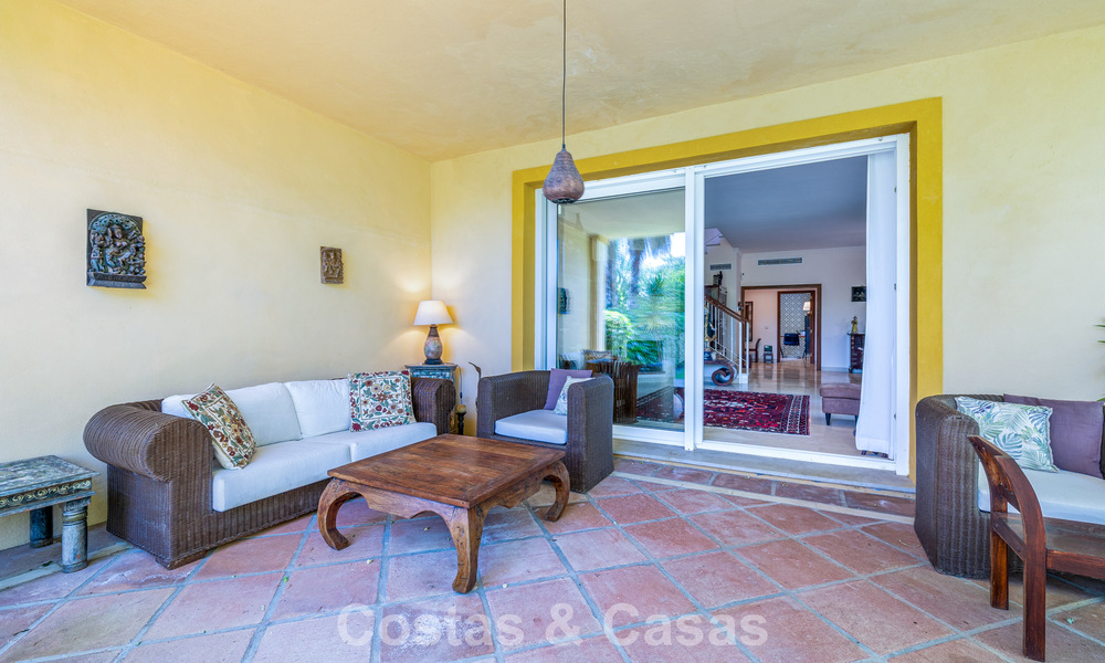 Semi-detached villa with excellent potential for sale, frontline golf in Nueva Andalucía, Marbella 802905