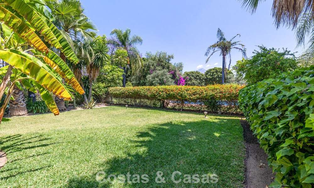 Semi-detached villa with excellent potential for sale, frontline golf in Nueva Andalucía, Marbella 802906