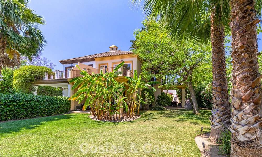 Semi-detached villa with excellent potential for sale, frontline golf in Nueva Andalucía, Marbella 802907