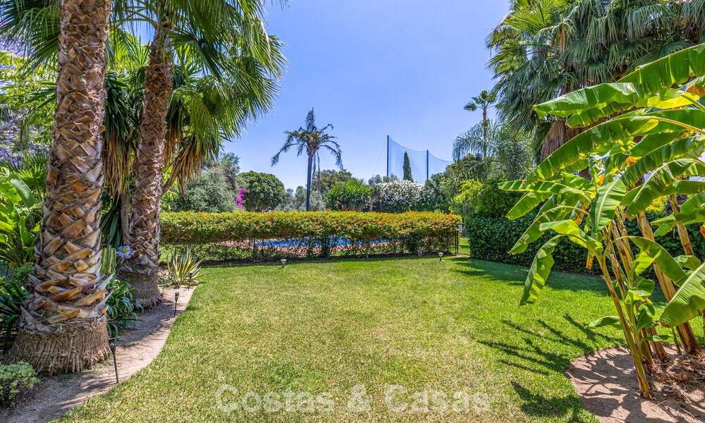 Semi-detached villa with excellent potential for sale, frontline golf in Nueva Andalucía, Marbella 802908