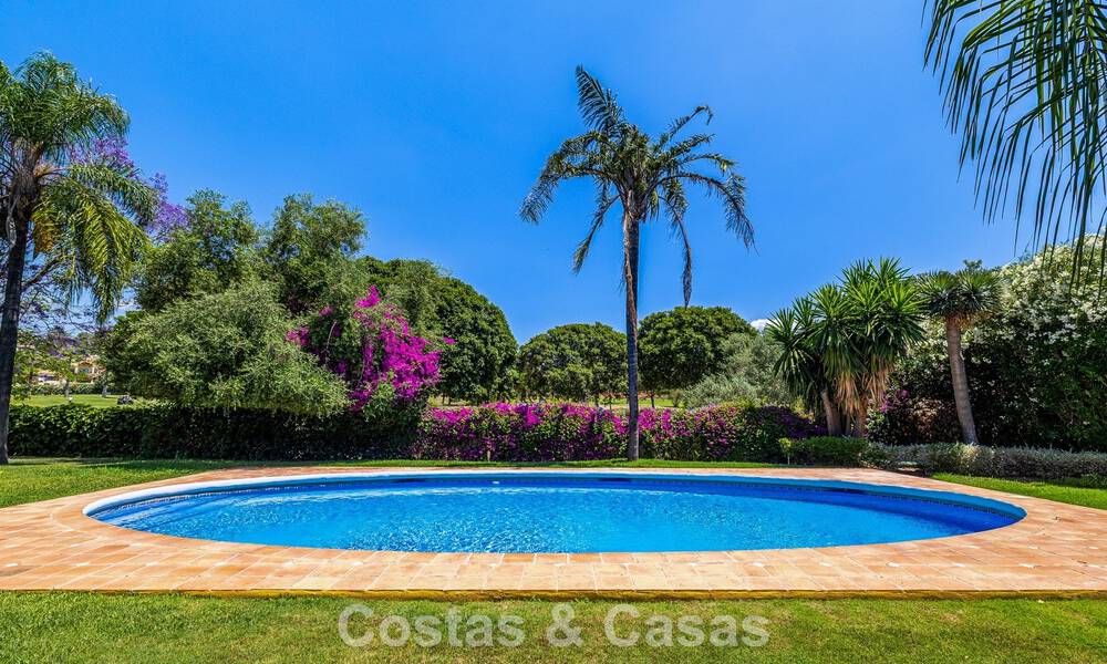 Semi-detached villa with excellent potential for sale, frontline golf in Nueva Andalucía, Marbella 802909