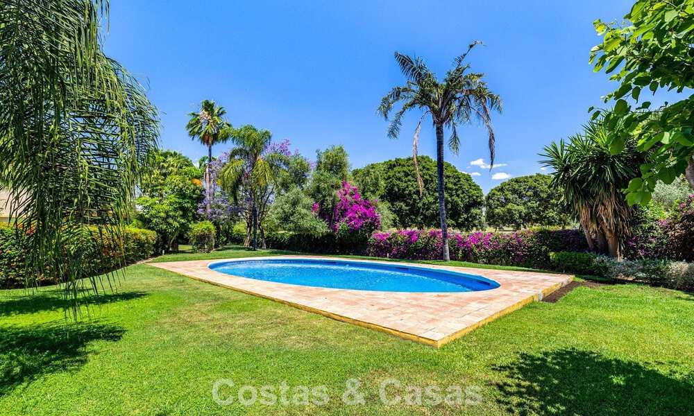 Semi-detached villa with excellent potential for sale, frontline golf in Nueva Andalucía, Marbella 802910