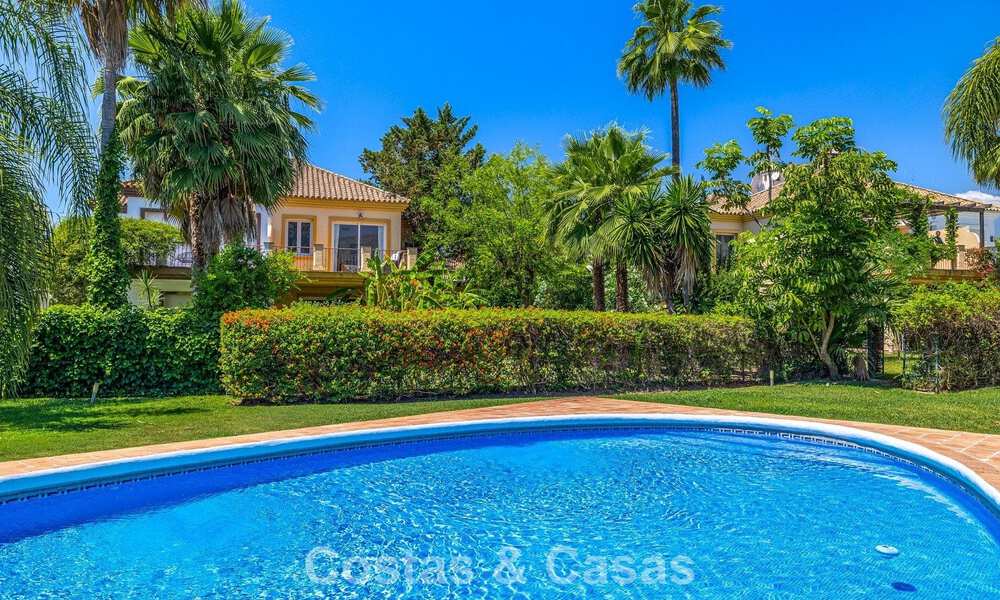 Semi-detached villa with excellent potential for sale, frontline golf in Nueva Andalucía, Marbella 802911