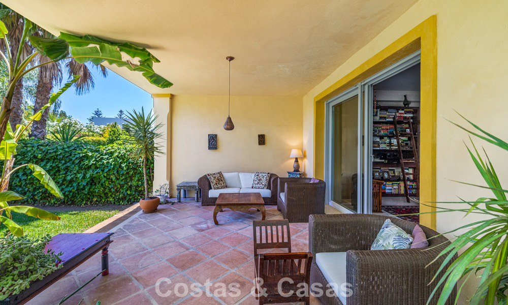 Semi-detached villa with excellent potential for sale, frontline golf in Nueva Andalucía, Marbella 802913
