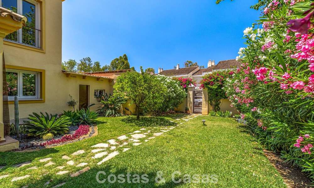 Semi-detached villa with excellent potential for sale, frontline golf in Nueva Andalucía, Marbella 802914