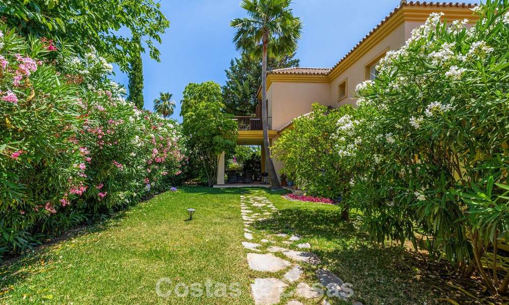 Semi-detached villa with excellent potential for sale, frontline golf in Nueva Andalucía, Marbella 802916