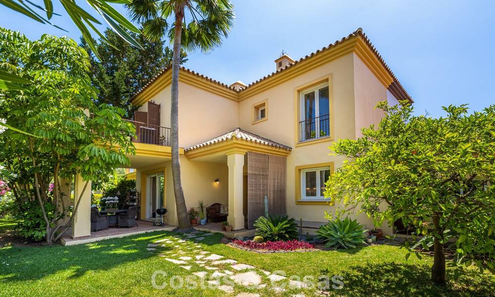 Semi-detached villa with excellent potential for sale, frontline golf in Nueva Andalucía, Marbella 802917