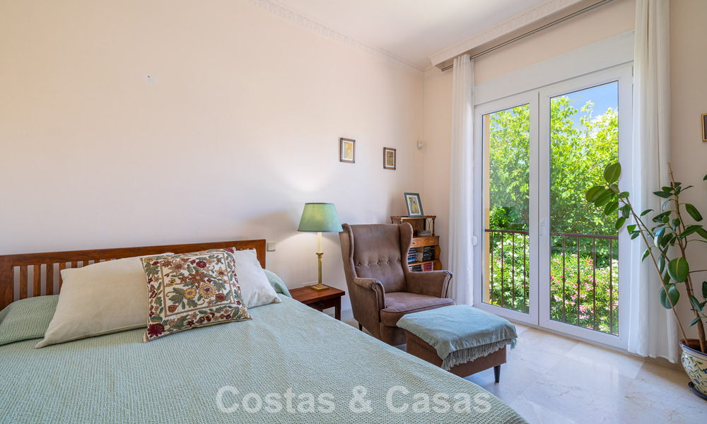 Semi-detached villa with excellent potential for sale, frontline golf in Nueva Andalucía, Marbella 802921