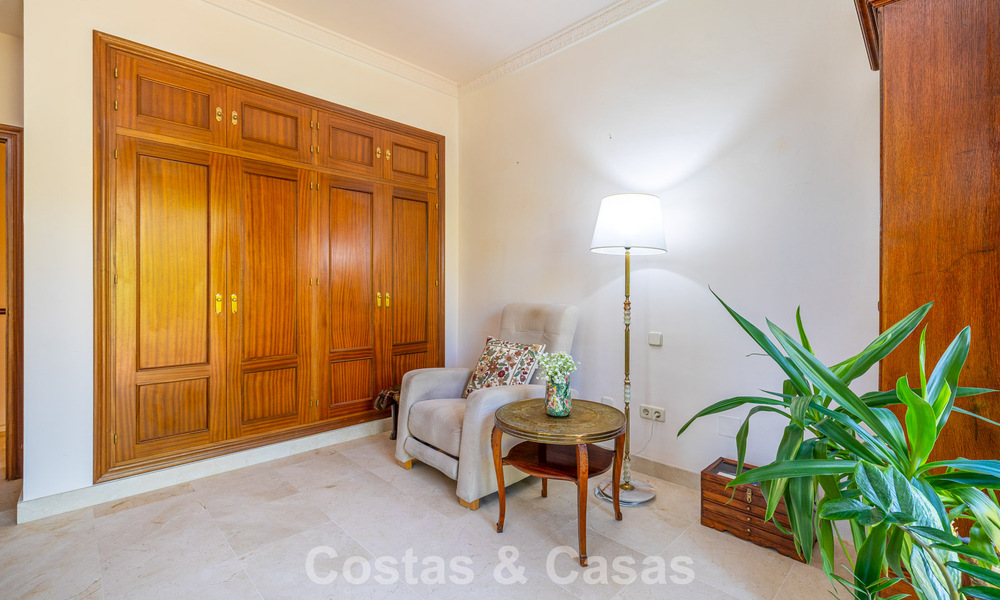 Semi-detached villa with excellent potential for sale, frontline golf in Nueva Andalucía, Marbella 802925