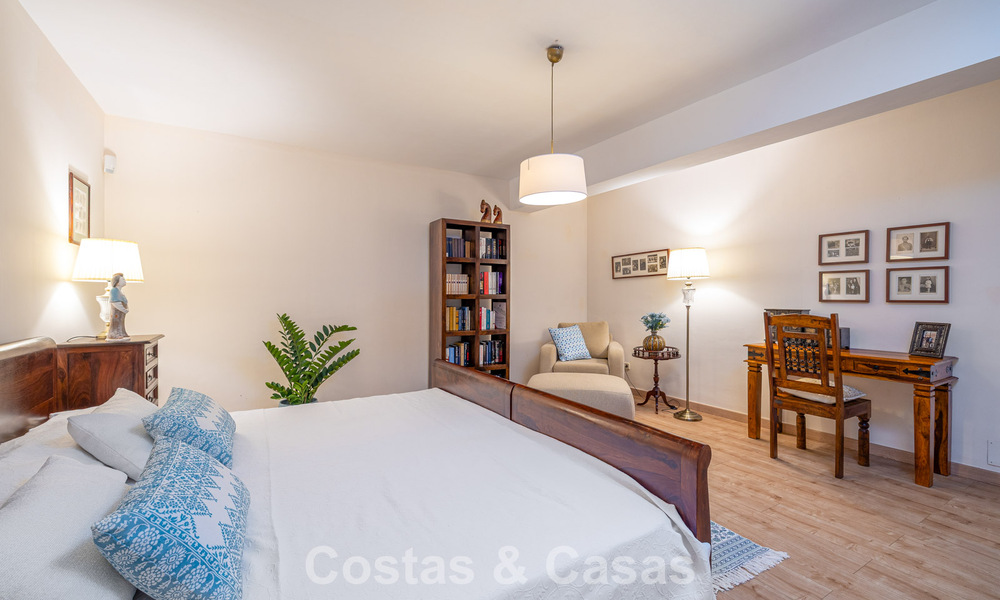 Semi-detached villa with excellent potential for sale, frontline golf in Nueva Andalucía, Marbella 802928