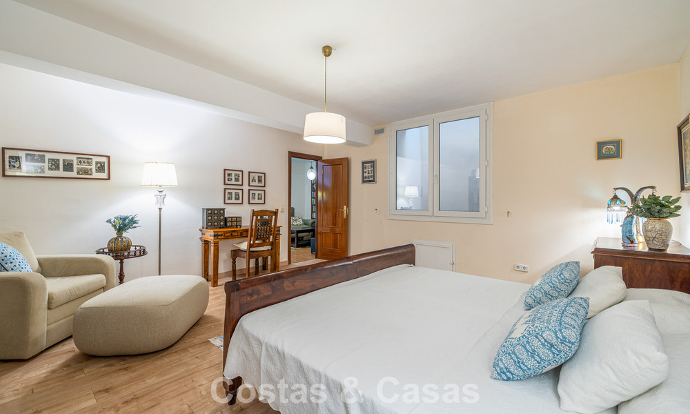 Semi-detached villa with excellent potential for sale, frontline golf in Nueva Andalucía, Marbella 802929