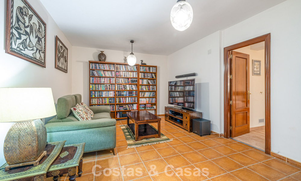 Semi-detached villa with excellent potential for sale, frontline golf in Nueva Andalucía, Marbella 802932
