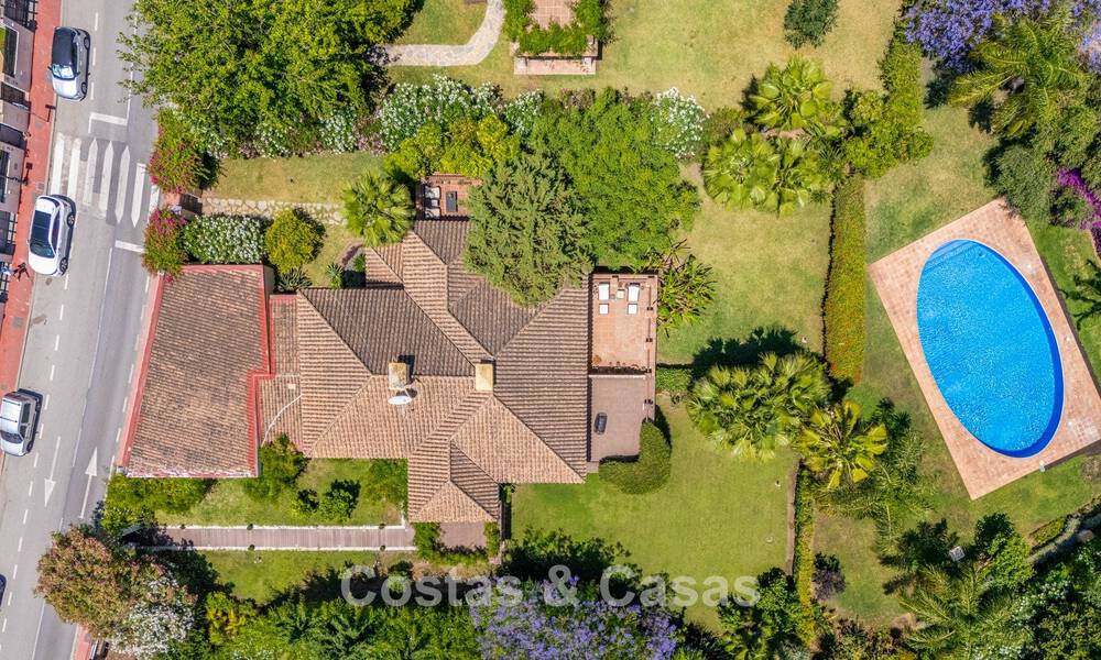Semi-detached villa with excellent potential for sale, frontline golf in Nueva Andalucía, Marbella 802935