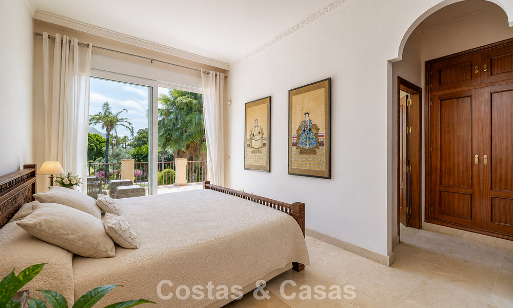 Semi-detached villa with excellent potential for sale, frontline golf in Nueva Andalucía, Marbella 802941