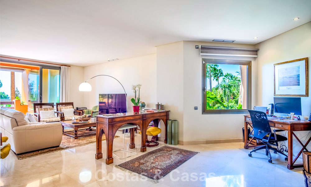Spacious, luxury apartment for sale with sea view in an exclusive complex on Marbella’s Golden Mile 802959