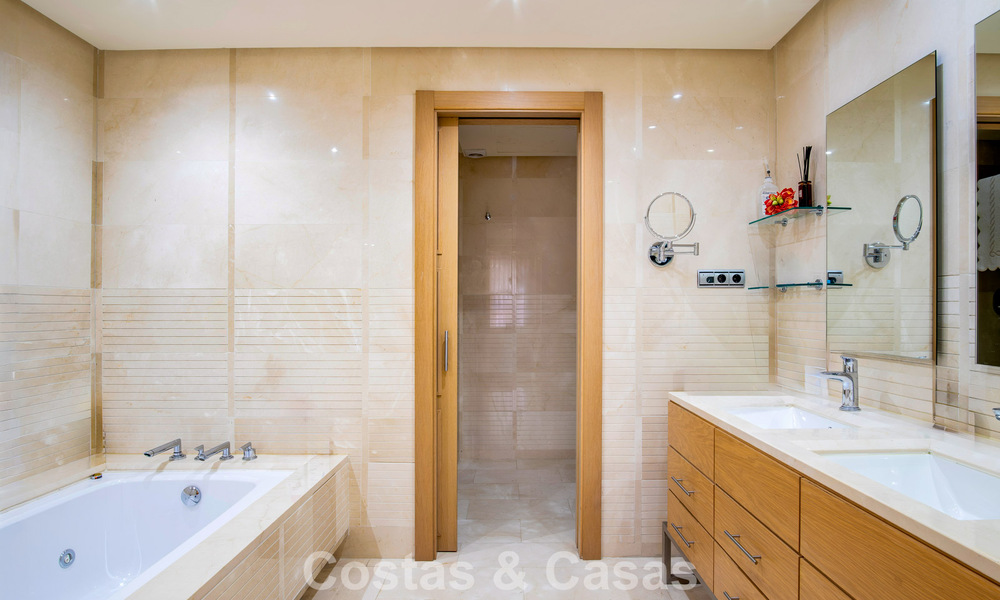 Spacious, luxury apartment for sale with sea view in an exclusive complex on Marbella’s Golden Mile 802962