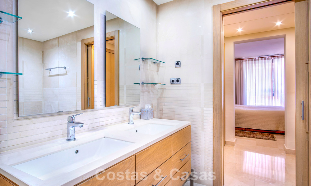 Spacious, luxury apartment for sale with sea view in an exclusive complex on Marbella’s Golden Mile 802963